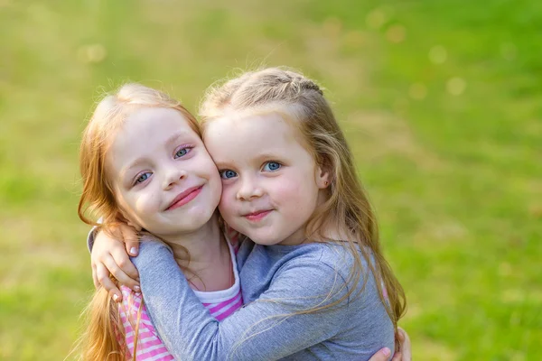 Nieumiem oynayan iki sevimli kız