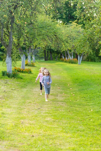 Nieumiem oynayan iki sevimli kız