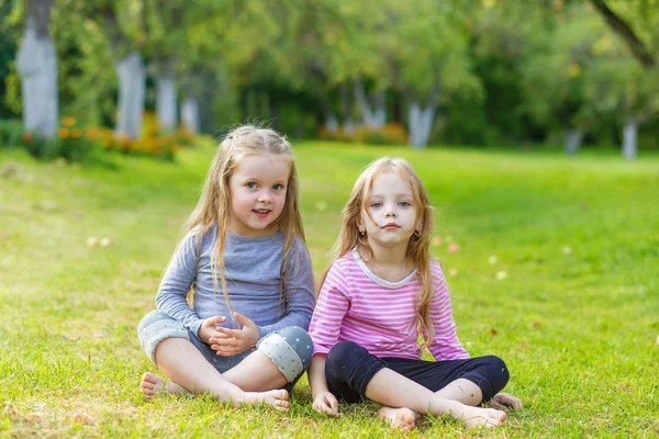 Dos chicas lindas jugando a la par — Foto de Stock