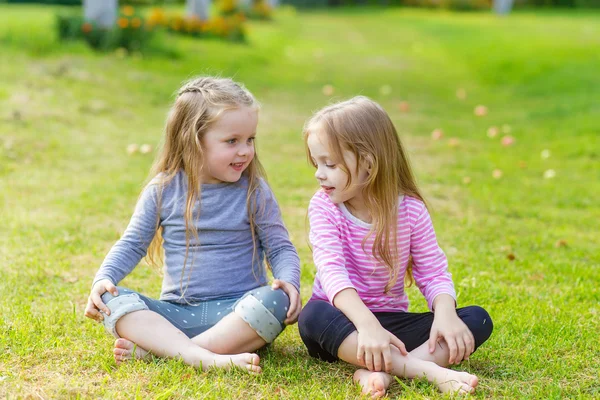 Dos chicas lindas jugando a la par — Foto de Stock