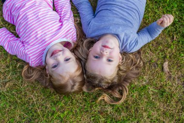 Nieumiem oynayan iki sevimli kız