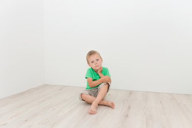 Katta oturan küçük şirin çocuk