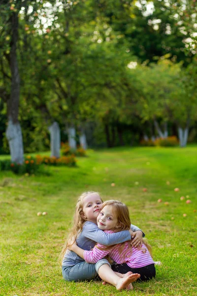 Δύο χαριτωμένα κορίτσια που παίζουν με την par — Φωτογραφία Αρχείου