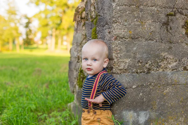 Mignon petit garçon avec de grands yeux bleus dans le parc — Photo