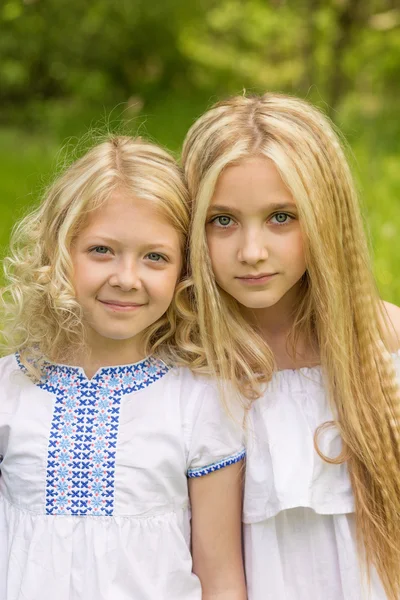Två unga flickor avkopplande på naturen i sommar — Stockfoto