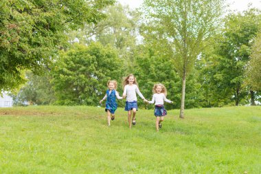 Güzel kız doğa istirahat