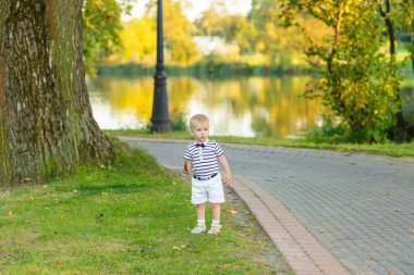 Doğa üzerinde oynayan bir çocuk portresi