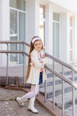 Uzun brunetee saçlı sevimli küçük kız