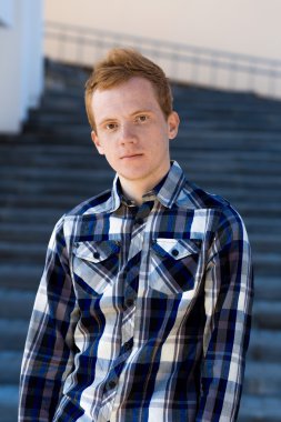 Kızıl saçlı çocuk size açık havada yaz aylarında bakar