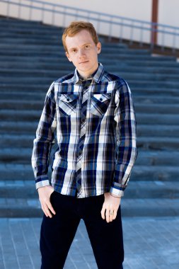 Kızıl saçlı çocuk size açık havada yaz aylarında bakar