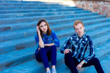 Genç çift sokakta poz. 