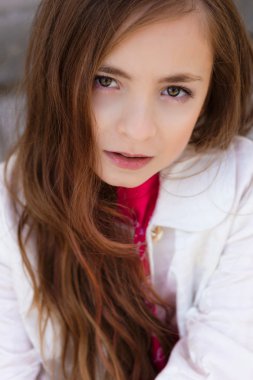 Siyah saçlı ve kahverengi gözlü güzel kız portresi.