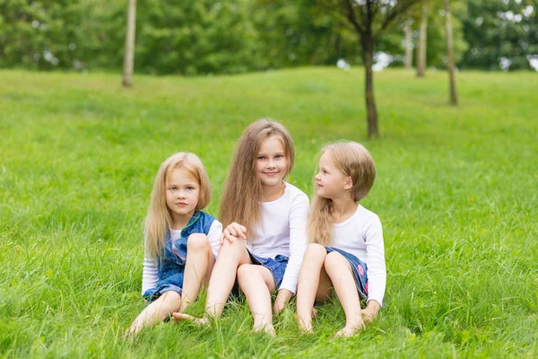 Schöne Freundin, die sich auf der Natur ausruht — Stockfoto