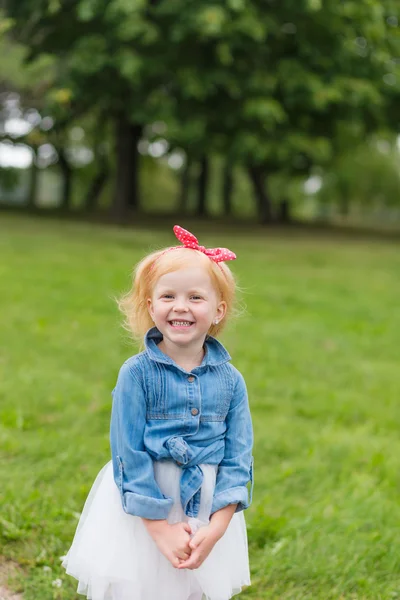 Portret van een schattig klein meisje van de pin-up — Stockfoto