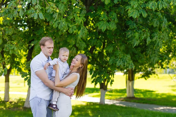 Giovane famiglia con figlio nel parco — Foto Stock