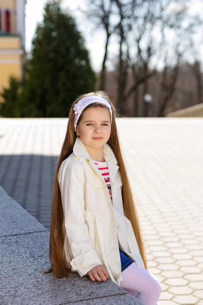 Милая маленькая девочка с длинными волосами брюнетки — стоковое фото