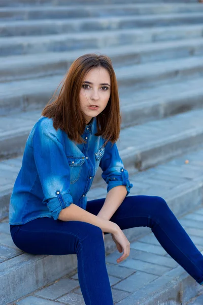 Portret pięknej dziewczyny na niebiesko na schodach — Zdjęcie stockowe