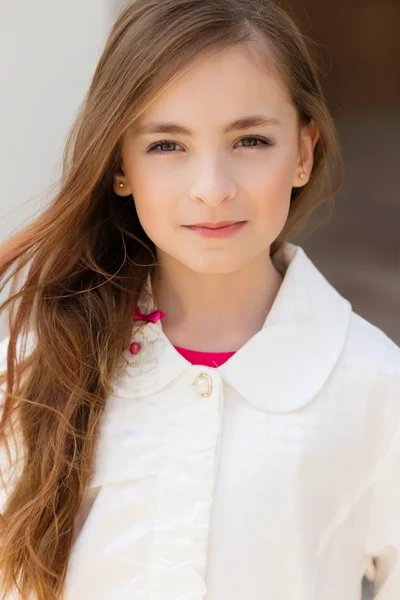 Portrait de belle fille aux cheveux foncés et aux yeux marron . — Photo