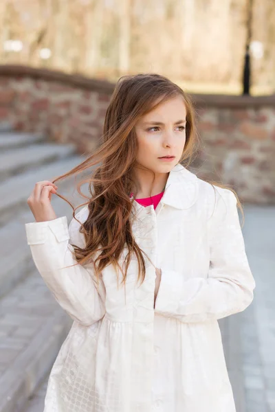 Retrato de menina bonita com cabelo escuro e olhos castanhos . — Fotografia de Stock