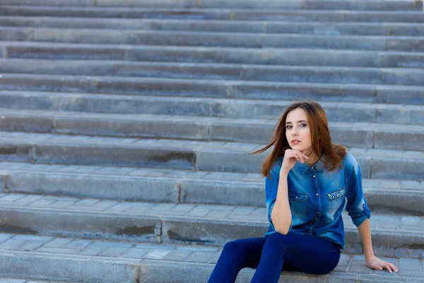 Portretul unei fete frumoase în albastru pe scări — Fotografie, imagine de stoc