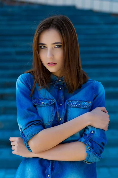 Портрет красивої дівчини в синьому на сходах — стокове фото