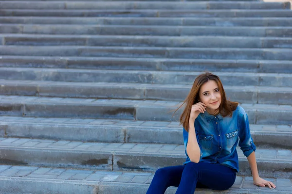 Retrato de uma menina bonita em azul nas escadas — Fotografia de Stock