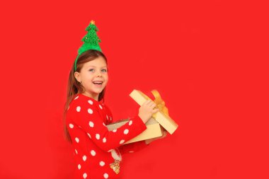 Yeni yıl için hediye taşıyan bir çocuk.