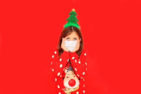 Κορίτσι με κόκκινο χριστουγεννιάτικο πουλόβερ κατά την περίοδο καραντίνας — Φωτογραφία Αρχείου