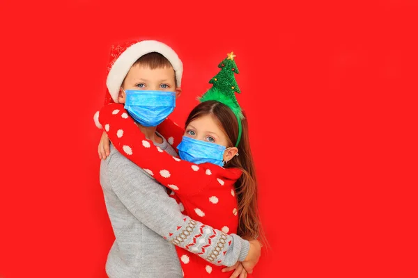 Παιδιά με αναπνευστικές μάσκες και ρούχα της Πρωτοχρονιάς — Φωτογραφία Αρχείου