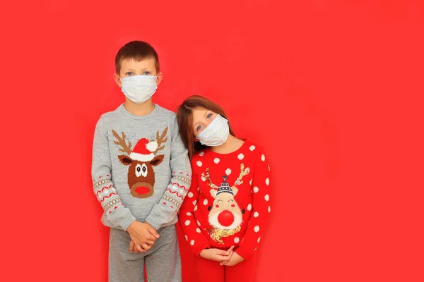 Ένα αγόρι και ένα κορίτσι με αναπνευστικές μάσκες κρατούν αποστάσεις. — Φωτογραφία Αρχείου