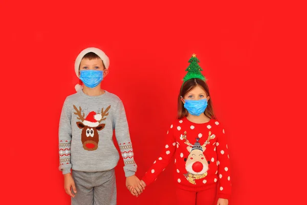 Хлопчик і дівчинка в респіраторних масках тримають дистанцію — стокове фото