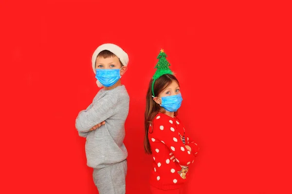 Хлопчик і дівчинка в респіраторних масках тримають дистанцію — стокове фото