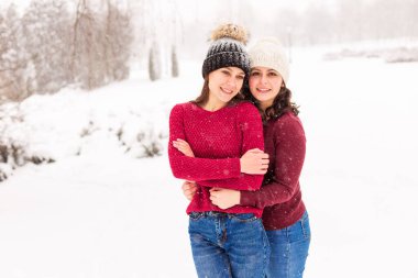 Kışın Orman 'da Kırmızı Eşofmanlı İki Kız