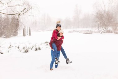 Kışın Orman 'da Kırmızı Eşofmanlı İki Kız