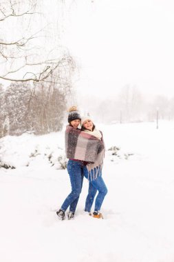 Kışın Orman 'da Kırmızı Eşofmanlı İki Kız.