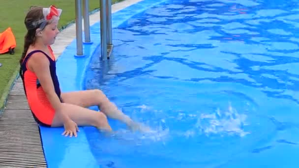 Un enfant en maillot de bain et un masque d'eau nagent dans la piscine du parc aquatique. — Video