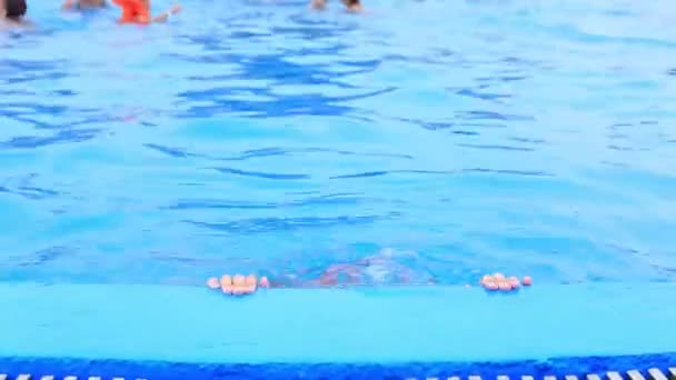 Un enfant en maillot de bain et un masque d'eau nagent dans la piscine du parc aquatique. — Video