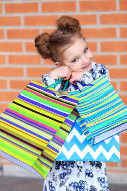 Elinde bir sürü paket olan bir kız..