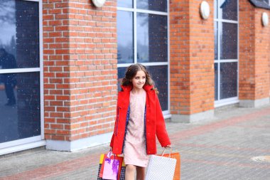 Elinde bir sürü paket olan bir kız..