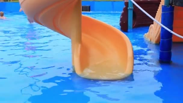 Ein Kind in Badeanzug und Wassermaske schwimmt im Pool des Wasserparks. — Stockvideo