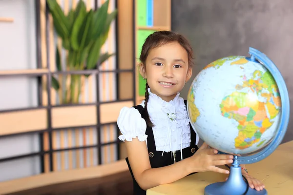Elinde küreyle okul üniformalı bir kızın portresi.. — Stok fotoğraf