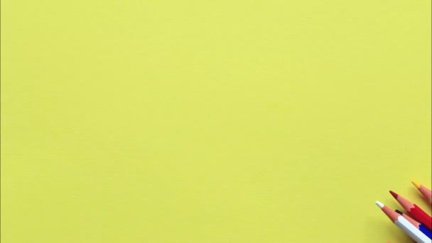 Le mouvement des crayons de couleur sur fond jaune. — Video