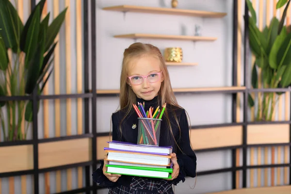 Портрет дівчини в шкільній формі з книгою в руках . — стокове фото