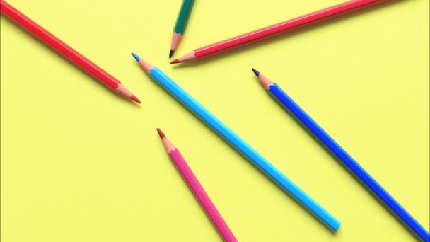 Ruch kolorowych ołówków na żółtym tle. — Wideo stockowe