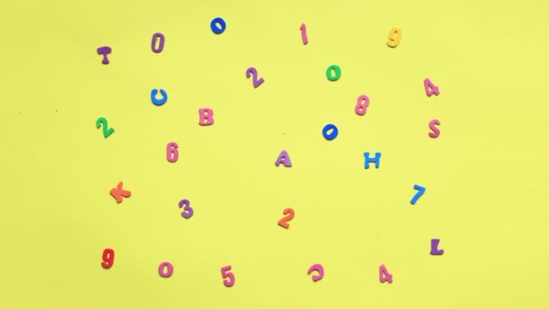 Top motiom words from multi colored letters on a yellow background. — Stock Video