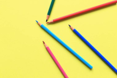 Renkli arka planda renkli kalemler. Çizim için kalem seti