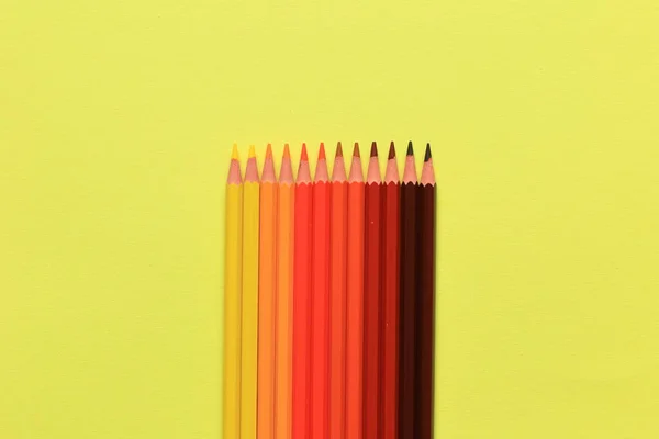 색깔 이 있는 배경에 칠 해진 연필. 그림을 그리기 위한 연필 세트 — 스톡 사진