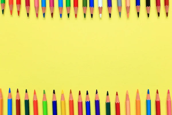 Crayons de couleur sur un fond coloré. Jeu de crayons pour dessin — Photo