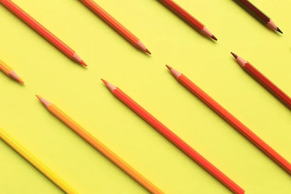 Crayons de couleur sur un fond coloré. Jeu de crayons pour dessin — Photo