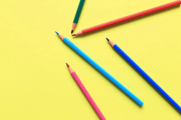 Gekleurde potloden op een gekleurde achtergrond. Set potloden voor het tekenen — Stockfoto